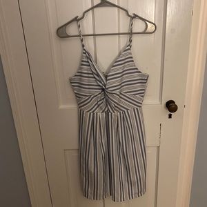 Mini dress w small cut out in front and tie fabric